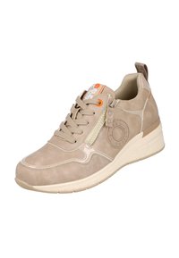 Zapatilla beige con cordones, cremallera lateral, parche circular de marca, suela gruesa y detalle naranja en la lengüeta y en el ojal, en ángulo hacia la izquierda.