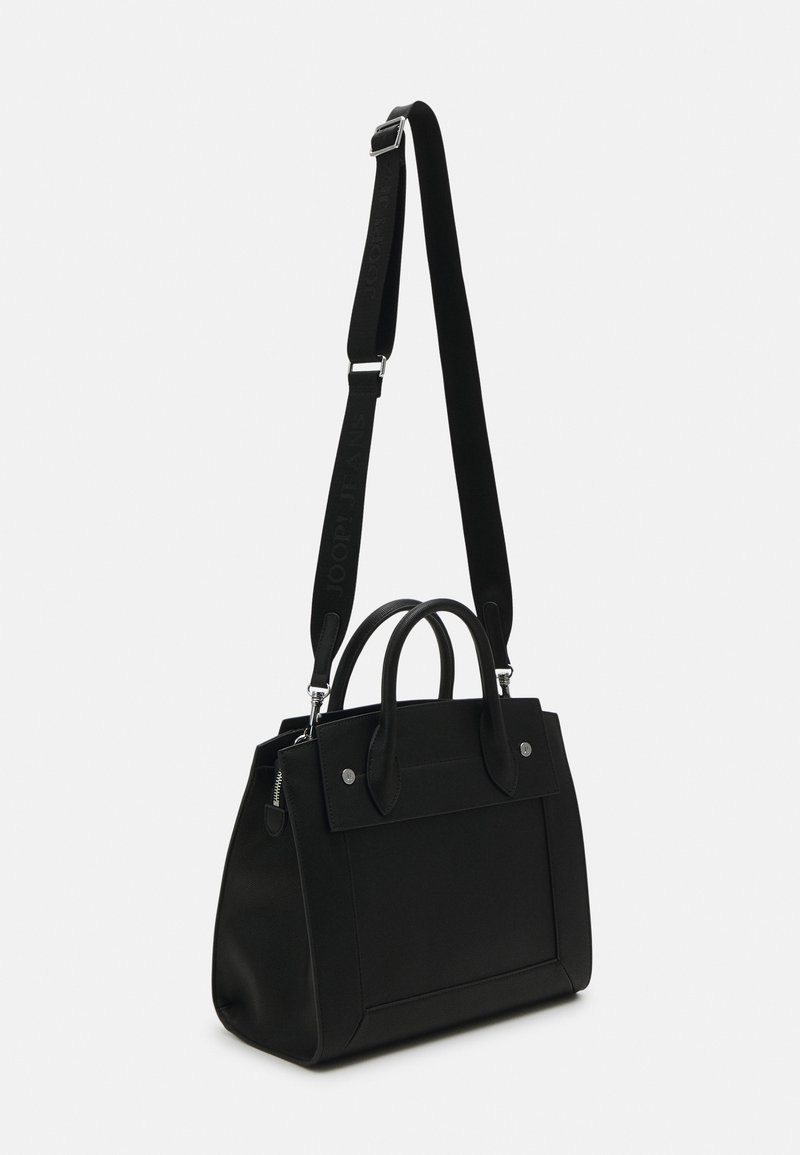 Schwarze Handtasche mit zwei Henkeln und verstellbarem Tragegurt. Hergestellt aus strukturiertem Stoff mit silberner Hardware und einem strukturierten Design. Vorderer Taschenbereich.