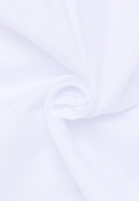 Tessuto bianco, dalla consistenza liscia, tessuto a trama molto chiusa. Il materiale è leggero con una leggera lucentezza, senza modelli o disegni.