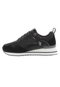 Scarpe sportive nere realizzate con un mix di suede e materiali sintetici, punta arrotondata, pannelli texturizzati e una suola intermedia bianca con strisce nere.