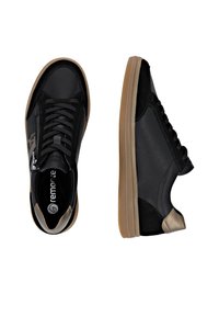 Zapatillas deportivas de cuero negro con suelas beige, cremallera lateral, franja con estampado de leopardo y collarín acolchado en el talón, mostradas desde vistas superior y lateral.