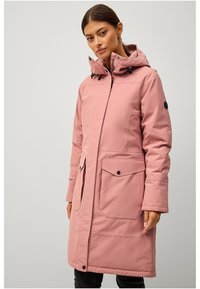 Roze, gewatteerd jack met een rits en drukknoopsluiting, verstelbare capuchon, twee grote voorkruisen en een iets getailleerd ontwerp.