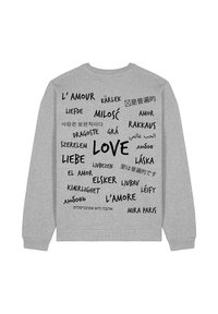 Felpa grigia con la parola "AMORE" e le sue traduzioni in varie lingue stampate in nero, con diversi caratteri e orientamenti.