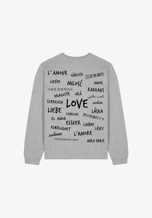 Szürke pulóver, amelyen a "SZERELEM" szó és annak fordításai különböző nyelveken, fekete színnel, eltérő betűtípusokban és tájolásokban nyomtatva.