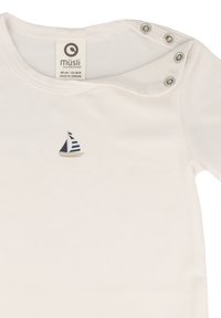 Camicia di cotone bianca con maniche corte, caratterizzata da un piccolo design di veliero. Chiusure a pressione sulla spalla per una facile vestizione.