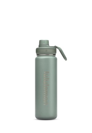 Matowa zielona wielokrotnego użytku butelka na wodę z pokrywką na zatrzask oraz pionowo nadrukowanym logo "lululemon" na przedzie.