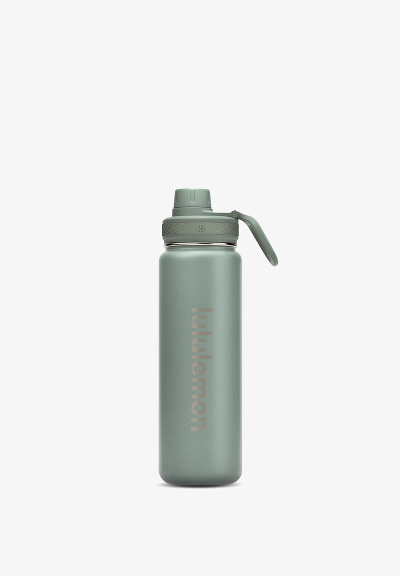 Matte grüne, wiederverwendbare Wasserflasche mit Klappdeckel und vertikal auf der Vorderseite gedrucktem "lululemon"-Logo.