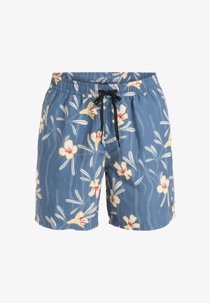 Niebieskie kąpielówki z białym wzorem kwiatowym i czerwonymi akcentami. Elastyczny pas ze czarnym sznurkiem. Materiał wydaje się lekki i gładki.