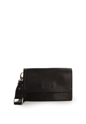 Sort læder clutch med aftagelig håndledsrem og præget "VENEZIA" logo på fronten, præsenteret mod hvid baggrund.