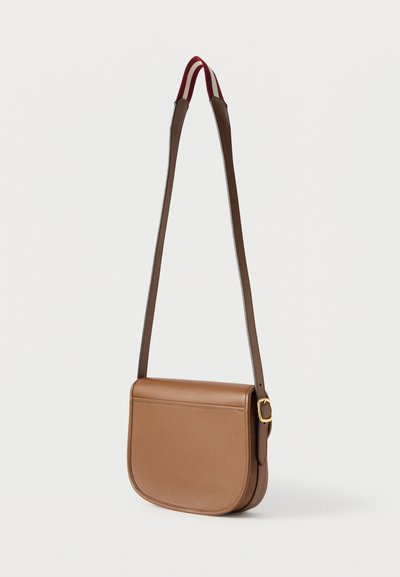 Καφέ δερμάτινη τσάντα ώμου με στρογγυλεμένο σχήμα, επίπεδη πρόσοψη και ρυθμιζόμενο λουρί με κόκκινες και λευκές λεπτομέρειες. Χρυσές μεταλλικές λεπτομέρειες.