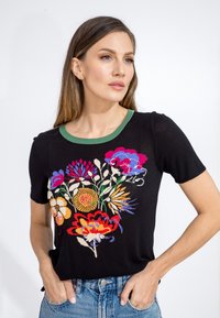 Ivko INTARSIA  FLORAL EMBROIDERY - Potiskana majica - black