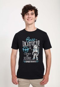 Sort bomulds T-shirt med "Buzz Lightyear" grafikk med blå og hvid tekst og billede. Teksten lyder "Til uendelighed og længere!" og "Rumranger."