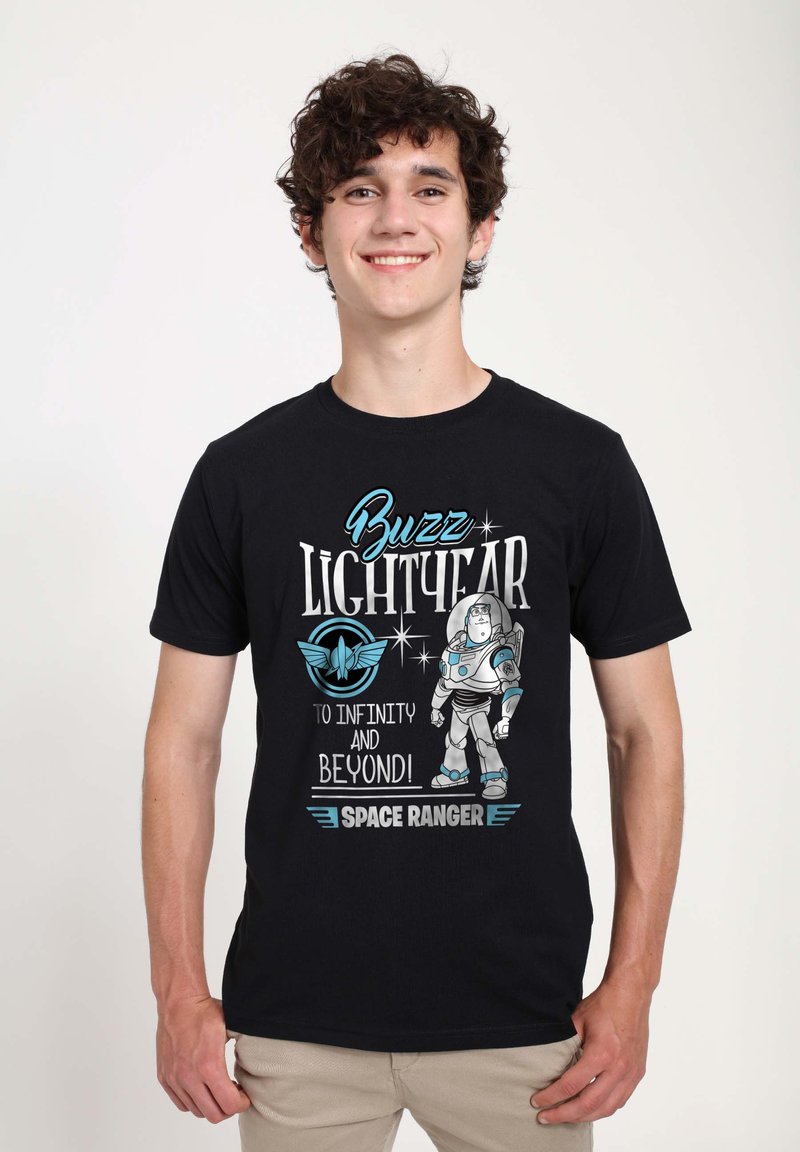Sort bomulds T-shirt med "Buzz Lightyear" grafikk med blå og hvid tekst og billede. Teksten lyder "Til uendelighed og længere!" og "Rumranger."