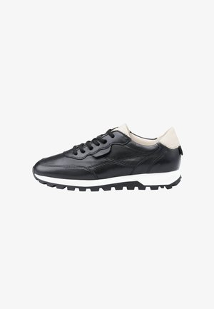 Schwarze Leder-Sneaker mit grauen Akzenten, strukturierten Oberflächen, runder Spitze, gummierter Sohle und schwarzen Schnürsenkeln. Entwickelt für die Freizeit.