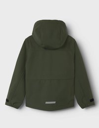 Veste d'extérieur en tissu vert foncé, dotée d'une capuche, de poignets élastiques et d'une bande réfléchissante à l'arrière. Texture lisse et design minimaliste.