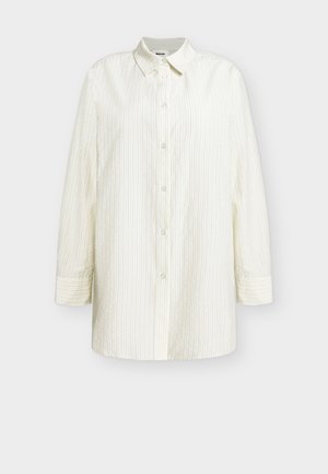 Wit overhemd met lange mouwen, dunne verticale strepen en een puntige kraag, plat weergegeven tegen een witte achtergrond.