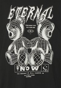 Černé tričko se bílým grafikou dvou stylizovaných medvídků s mřížkovaným vzorem, textovými prvky a kruhovými akcenty.