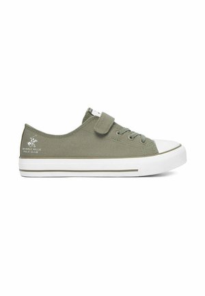 Sneaker in tela verde oliva a basso taglio con suola in gomma bianca, puntale, lacci frontali e una singola fascia in velcro sul lato.