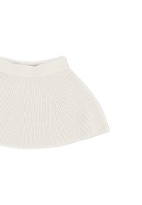 Strick-Midi-Rock in Creme, mit einer ausgestellten Form, strukturiertem Rippenmuster und einem breiten, elastischen Bund für Komfort und einfaches Tragen.