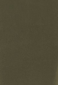 Tissu côtelé vert olive avec une texture fine, présentant des lignes verticales sur toute la surface. Le matériau semble doux et extensible.