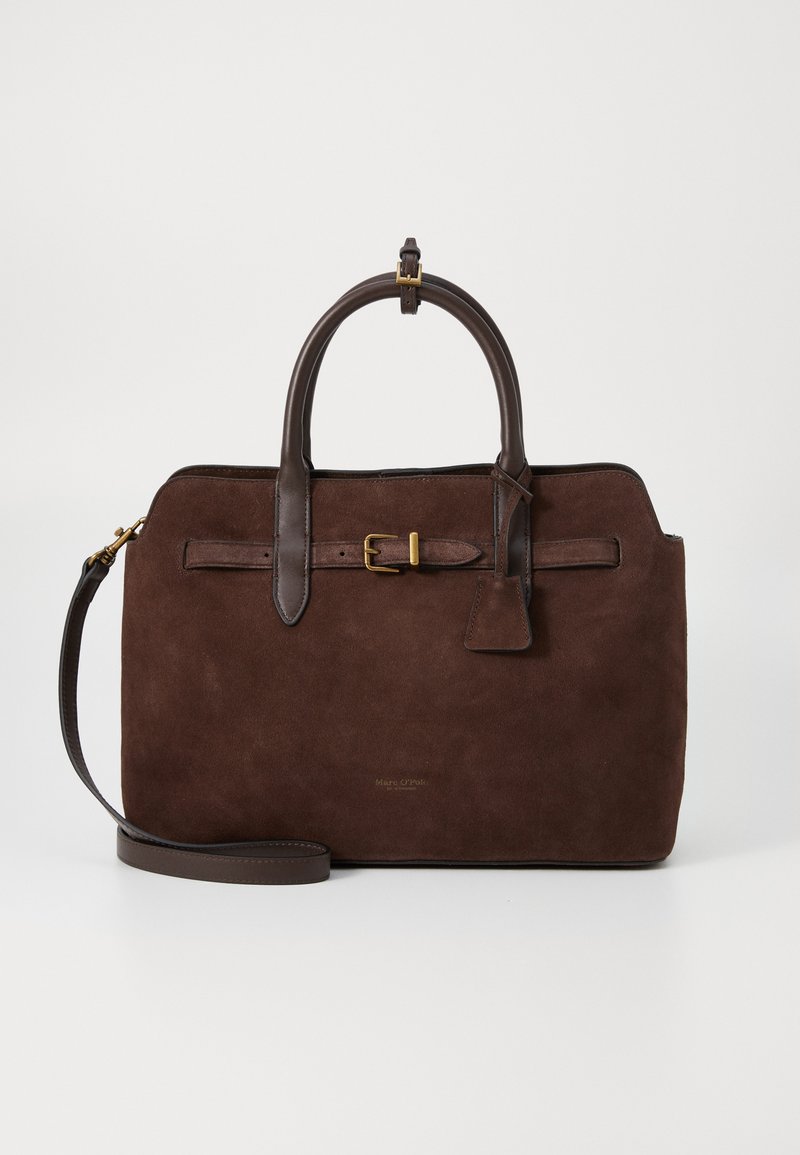 Braune Wildleder-Handtasche mit strukturierter Form, Lederakzenten, einem abnehmbaren Schulterriemen und einer goldfarbenen Schnallenverzierung.