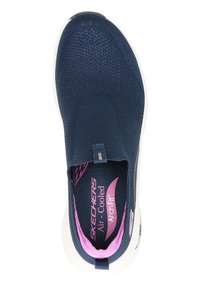 Marinblå Skechers slip-on sko med texturerad ovandel, vadderad rosa innersula och vit yttersula. Utrustad med ArchFit teknologi för stöd.