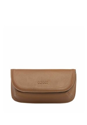 Brązowe skórzane etui na okulary z obszytymi krawędziami i klapą zamykaną na zatrzask, z wytłoczonym nazwą marki "OCHNIK" na środku.