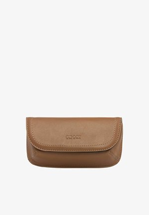 Brązowe skórzane etui na okulary z obszytymi krawędziami i klapą zamykaną na zatrzask, z wytłoczonym nazwą marki "OCHNIK" na środku.