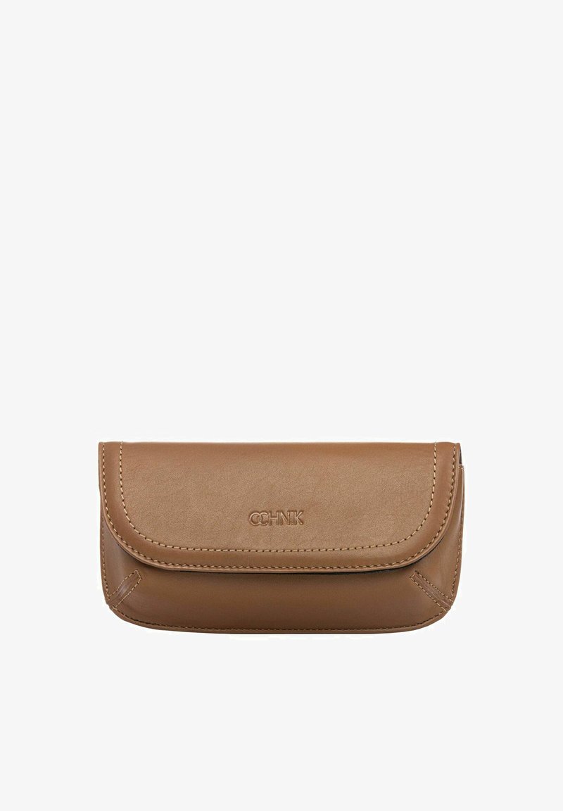 Brązowe skórzane etui na okulary z obszytymi krawędziami i klapą zamykaną na zatrzask, z wytłoczonym nazwą marki "OCHNIK" na środku.