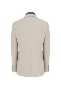 Beżowa marynarka w paski z brązowym kołnierzem i teksturowaną tkaniną; posiada podwójne rozcięcia z tyłu i mankiety na guziki. Zaprojektowana dla dopasowanego kroju.