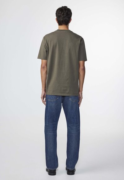 Oliven grøn kortærmet t-shirt sammen med blå lige ben jeans, vist fra bagenden. Stoffet ser glat ud og har en afslappet pasform.
