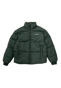 Pikowana zielona kurtka z wysokim kołnierzem, przednim zamkiem błyskawicznym i prążkowanymi mankietami. Na lewej piersi znajduje się logo, a z boku dwie kieszenie.