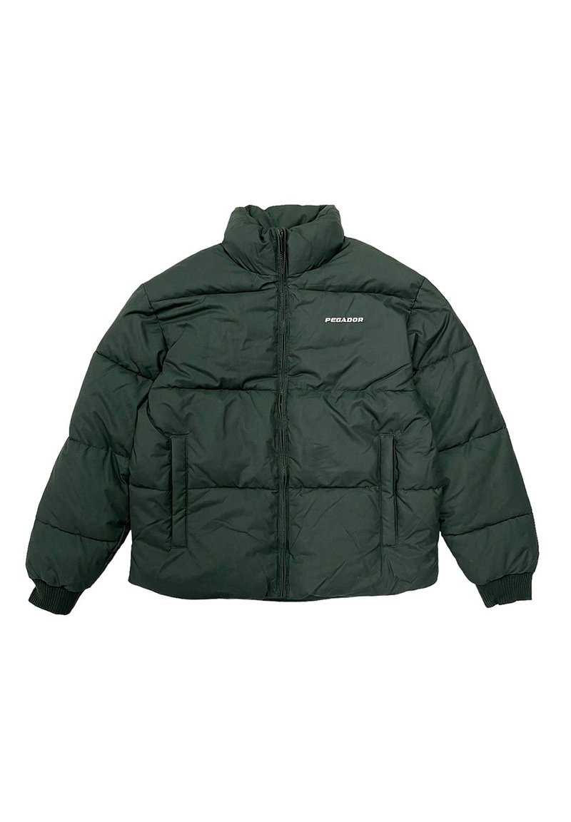 Pikowana zielona kurtka z wysokim kołnierzem, przednim zamkiem błyskawicznym i prążkowanymi mankietami. Na lewej piersi znajduje się logo, a z boku dwie kieszenie.