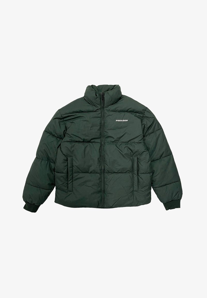 Pikowana zielona kurtka z wysokim kołnierzem, przednim zamkiem błyskawicznym i prążkowanymi mankietami. Na lewej piersi znajduje się logo, a z boku dwie kieszenie.