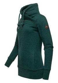 Grøn sweatshirt med høj krave, justerbare snore, lange ærmer og en sidelomme. Har et logo-patch på venstre arm.