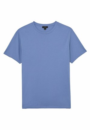 Einfaches blaues T-Shirt mit kurzen Ärmeln und Rundhalsausschnitt, flach liegend, mit einem kleinen schwarzen Markenetikett am Kragen.