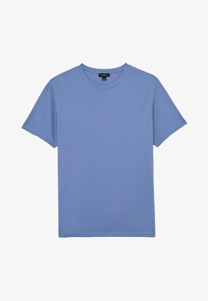 Einfaches blaues T-Shirt mit kurzen Ärmeln und Rundhalsausschnitt, flach liegend, mit einem kleinen schwarzen Markenetikett am Kragen.