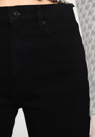 Schwarze Denim-Jeans haben eine hohe Taille, fünf Taschen und einen Knopfverschluss. Der Stoff hat eine glatte Textur mit subtilen Nähten.