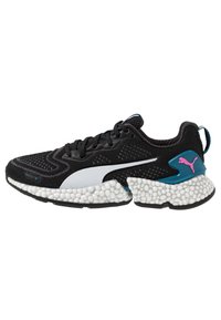 Baskets de course Puma en noir et blanc avec une semelle en mousse texturée, un accent de talon bleu, un logo Puma rose et des lacets noirs.