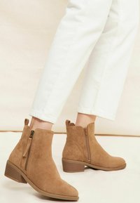 Friends Like These Botines bajos - brown