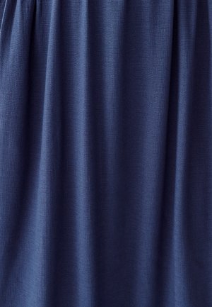 Jūras zila auduma ar teksturētu, austu izskatu, ar mīkstiem krokām un maziem gaismas variantiem uz virsmas.