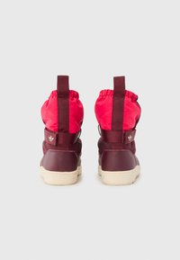 Burgunder- og rosa høye sneakers med elastiske mansjetter, som har en slank fasong, gummisåle og en logo på siden. Mykt tekstiloverdel.