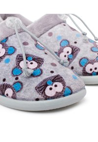 Ciabatte per bambini grigie con un motivo di gufi, accentuate con blu e marrone. Tessuto morbido e lacci grigi regolabili con pon pon.
