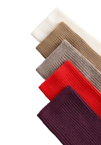 Set de cinci șosete cu nervuri în alb, bej, maro, roșu și mov închis. Fiecare șosetă prezintă un design tricotat texturat cu o formă constantă.