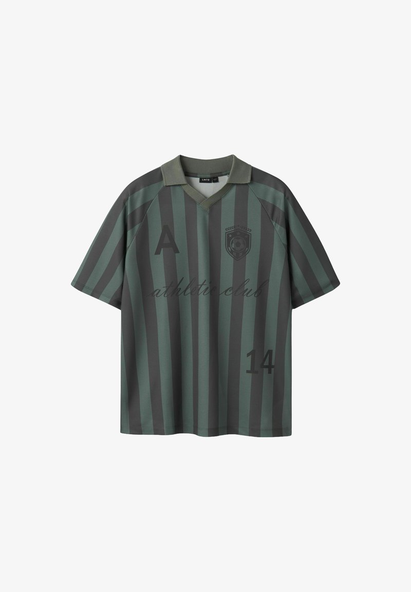 Ciemnozielona i czarna pionowo paskowana koszulka sportowa z krótkim rękawem, z kołnierzykiem, emblematem piłkarskim, literą "A" oraz numerem "14" z przodu.