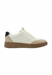 Baskets basses en cuir et daim crème et tan avec un accent de talon noir, dotées d'un système de laçage et d'une semelle en caoutchouc texturé.