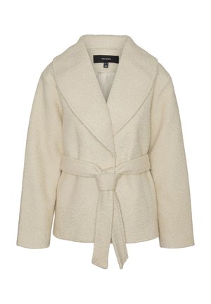 Veste en polaire couleur crème avec un col châle, une taille ceinturée et un tissu texturé. Fermeture avant non visible ; deux poches.