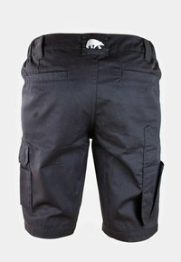 Schwarze Cargo-Shorts aus strapazierfähigem Material, mit seitlichen und hinteren Taschen, einem Bund mit Gürtelschlaufen und einem kleinen Bärenlogo auf der Rückseite.