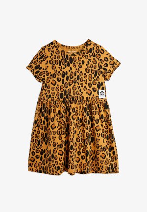 Kortermet kjole i sennepsgul med svart leopardmønster, med en drapert skjørt og et panda-logo merke på venstre side.