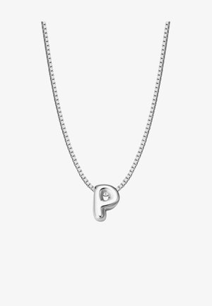 Sudraba ķēdes kaklarota ar teksturētu, nevienmērīgi veidotu burta "P" piekari, kas izrotāts ar nelielu akcentu.